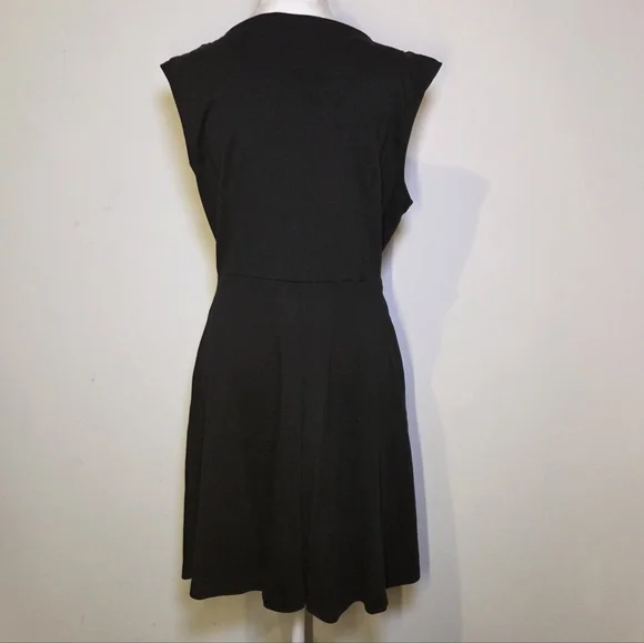 Elegant Black Sleeveless Dress - Picture 6 of 7